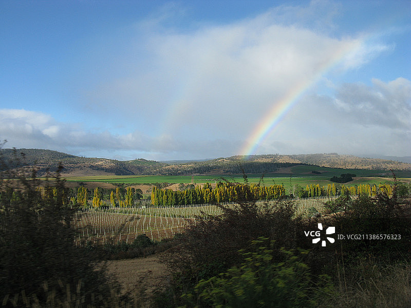 澳大利亚塔斯马尼亚：地貌景观上空的彩虹美景图片素材