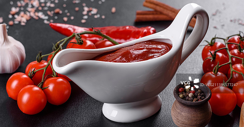 碗里的红酱或番茄酱与烹饪食材图片素材