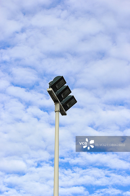 蓝天白云路灯照明图片素材