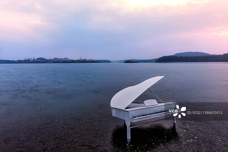 湖里的钢琴图片素材