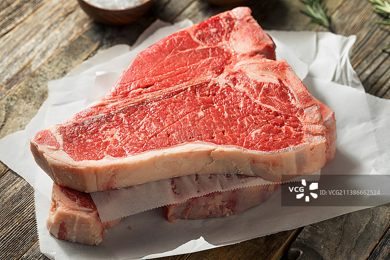 生的红色草饲T骨牛排图片素材