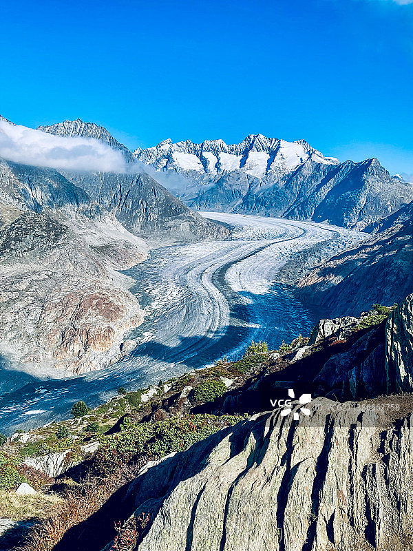 阳光明媚的阿莱奇冰川景观图片素材