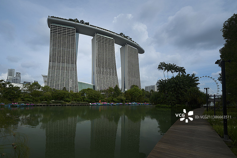 新加坡滨海湾花园和滨海湾金沙酒店城市风光图片素材