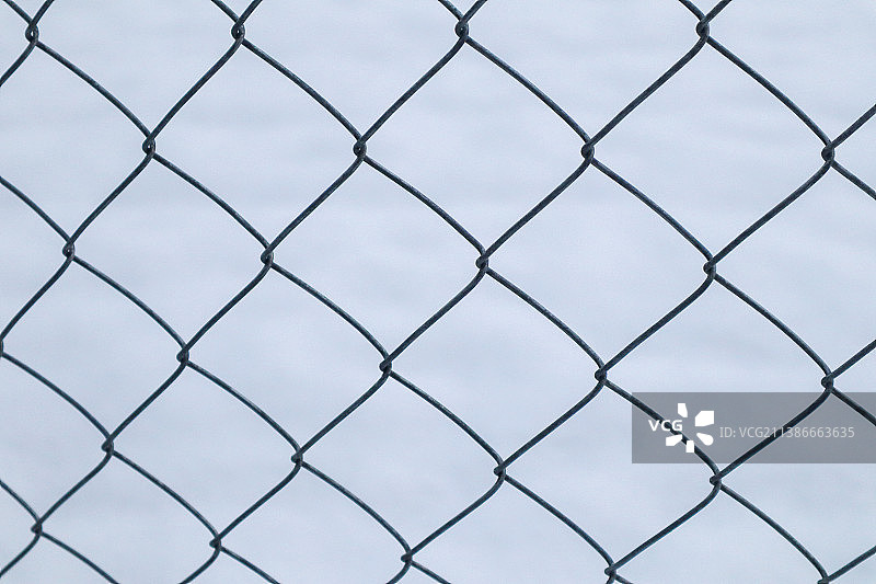 铁丝网围栏的特写，背景是天空图片素材