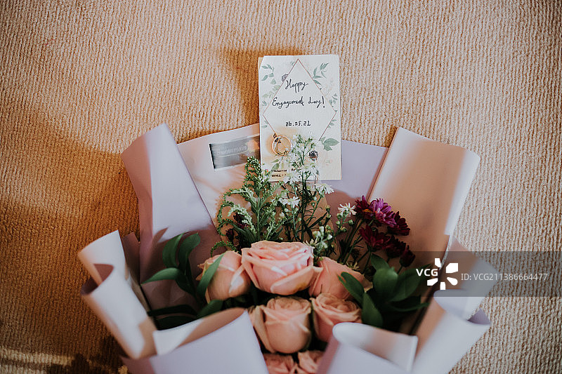 桌子上鲜花和书籍的高角度视图图片素材