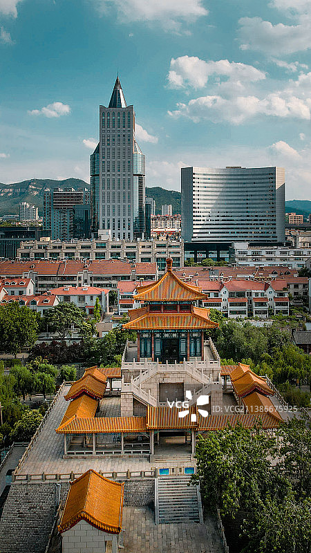 济南解放阁与远处的现代高楼建筑图片素材