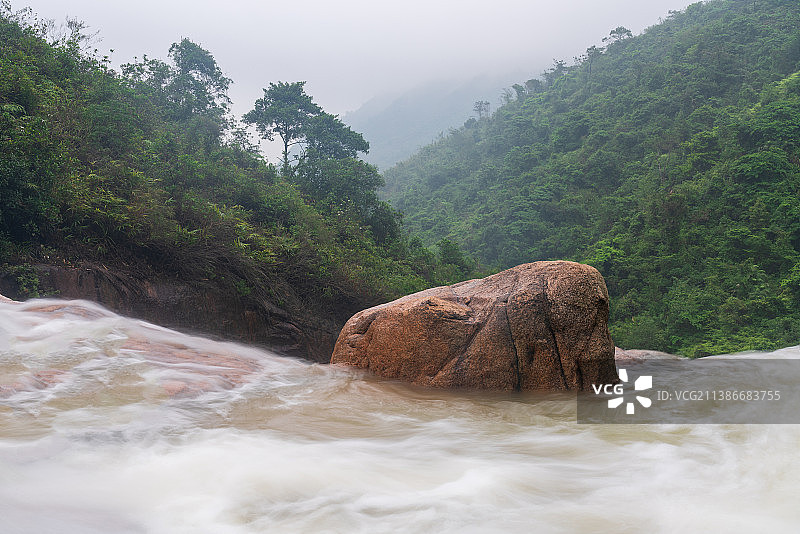 湍急水流中的飞来石图片素材