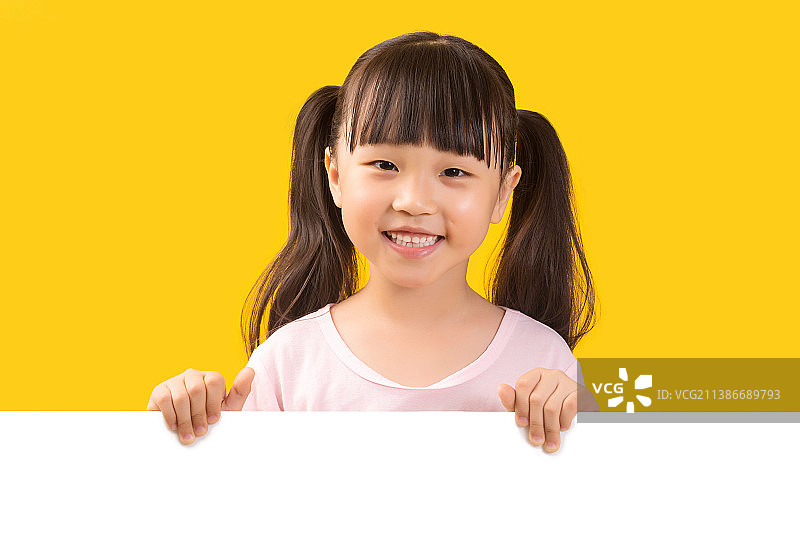 亚洲小女生手扶白板图片素材