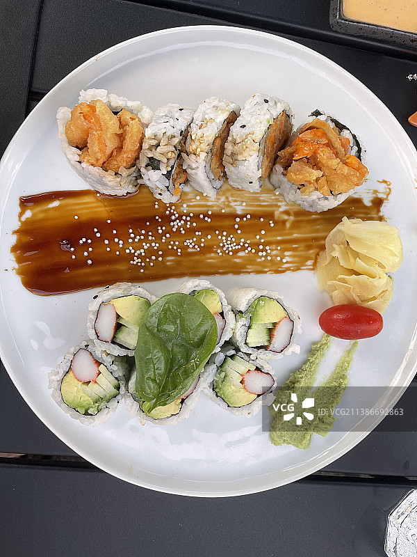 加拿大安大略省万锦市的彩色寿司晚餐盘俯视图图片素材