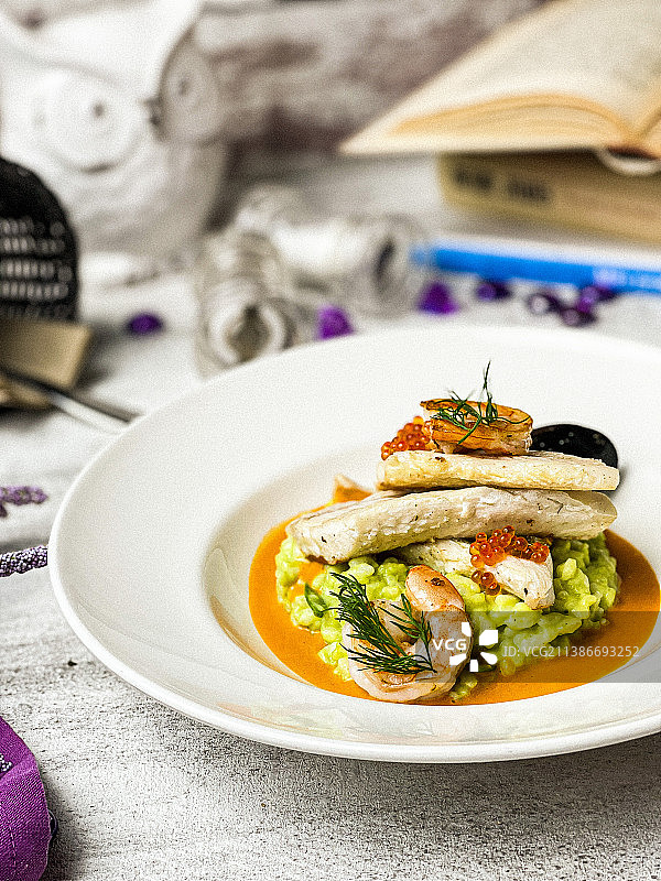 餐桌上盘子里食物的特写图片素材