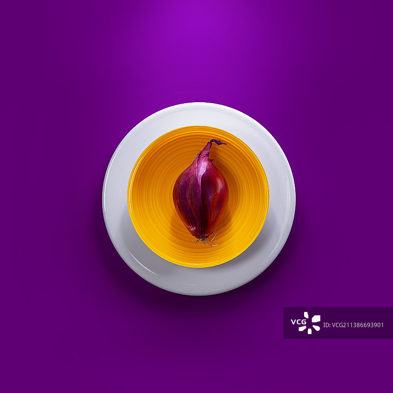 意大利巴里紫色背景盘中洋葱俯视图图片素材