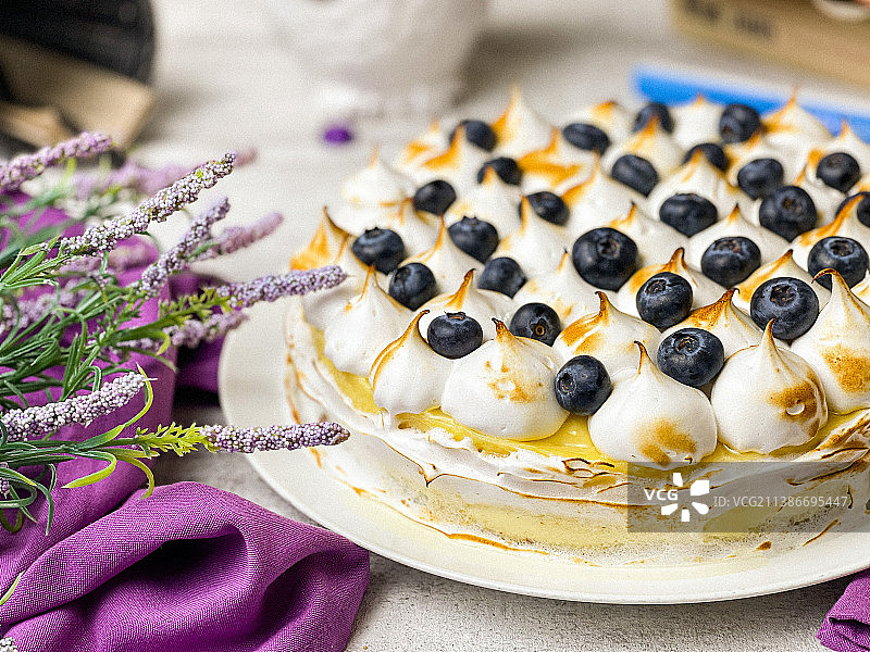 桌子上盘子里的蛋糕特写图片素材