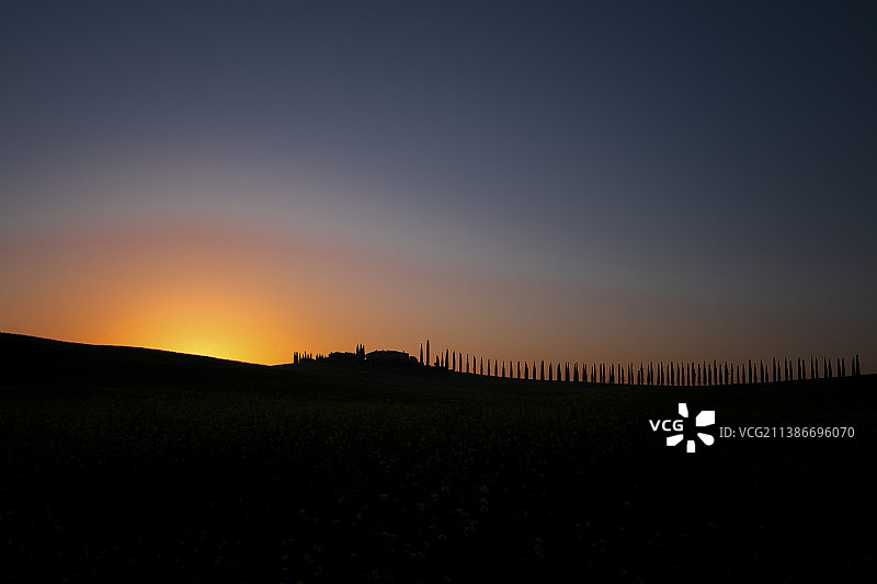 意大利卡西亚大道日落时分的田野剪影图片素材
