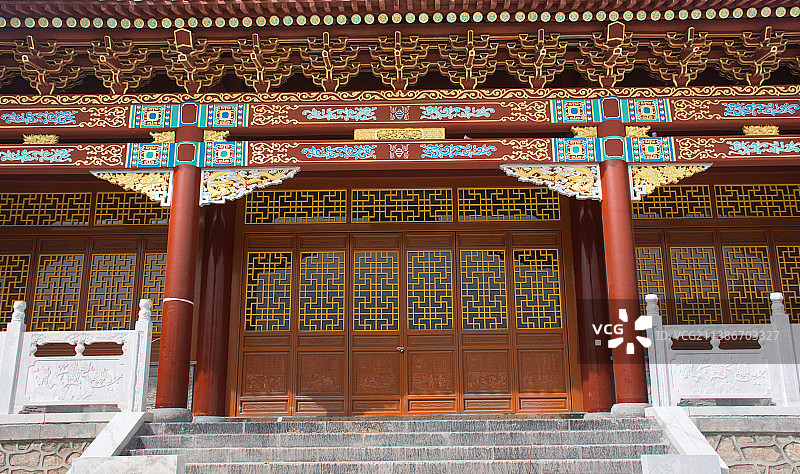中国甘肃省定西市陇西县李家龙宫李氏宗祠的古建筑色彩鲜艳的中国风门窗风格图片素材