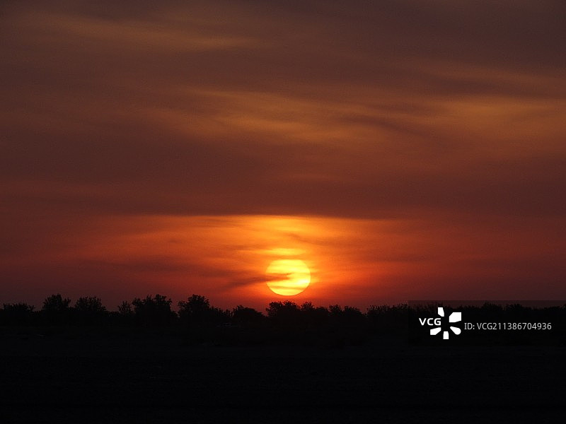 橙色天空下的风景剪影图片素材