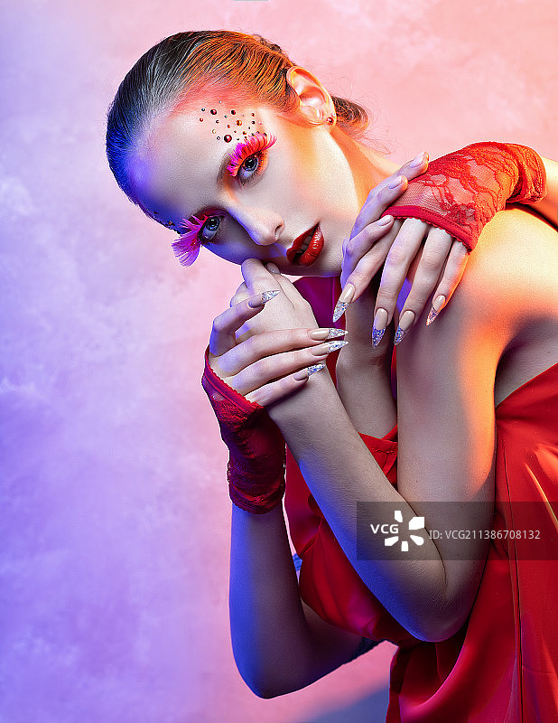 俄罗斯紫色背景前的化妆年轻女人图片素材