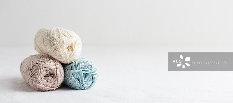 白色桌子上的彩色棉纱球图片素材