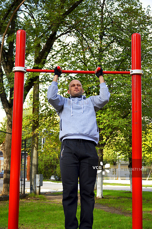 在单杠上引体向上的年轻人，摩尔多瓦图片素材