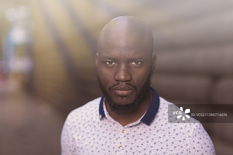 肯尼亚内罗毕的严肃中年男人肖像图片素材