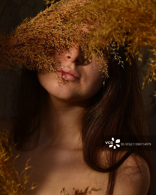 年轻红发女子闭眼自拍特写图片素材