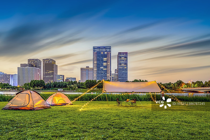 中国河南郑州夏季傍晚城市露营风光图片素材