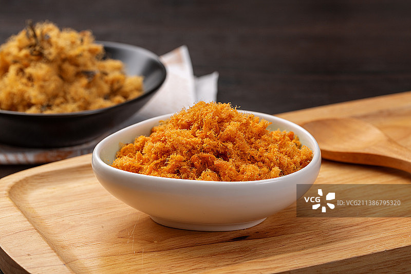 装在盘子里的肉松特写图片素材