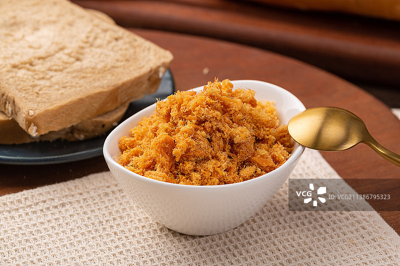 装在盘子里的肉松特写图片素材