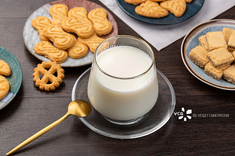 透明玻璃杯里的牛奶图片素材