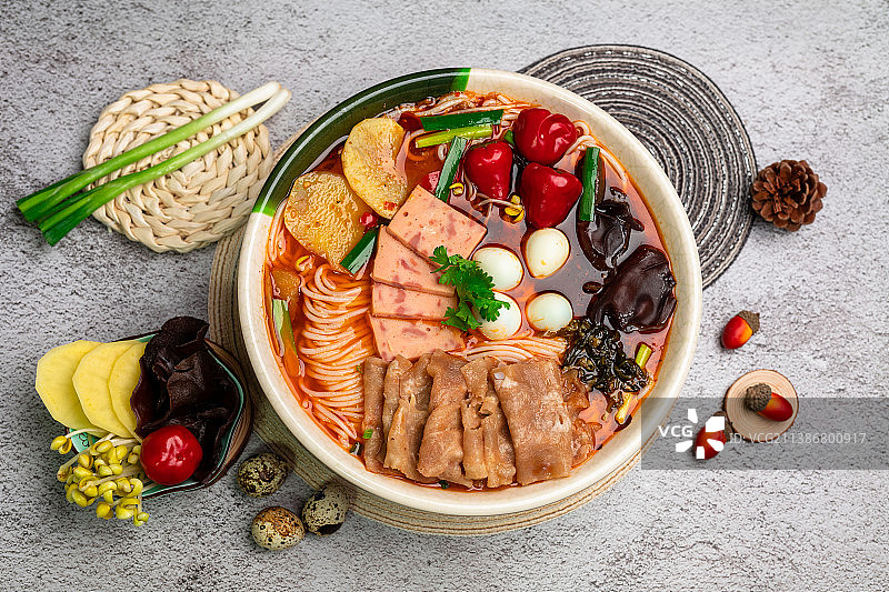 餐桌上碗中食物的高角度视图图片素材