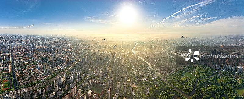 日出浦东 平流雾 眺望张江高科技园区 朝阳与雾气 浦东开发开放 低碳 城市公园 黄浦江图片素材