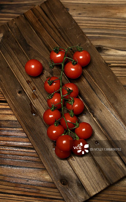 木桌上的樱桃番茄特写镜头图片素材