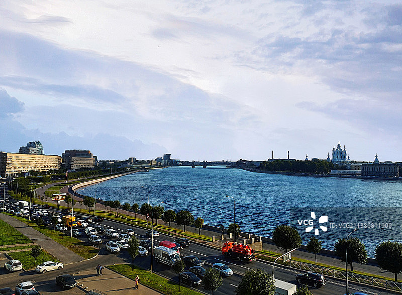 河畔城市景观（高角度拍摄）图片素材