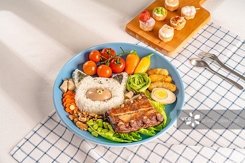 特色烤排时蔬坚果小熊卤蛋饭与花式酸奶饼干杯套餐图片素材