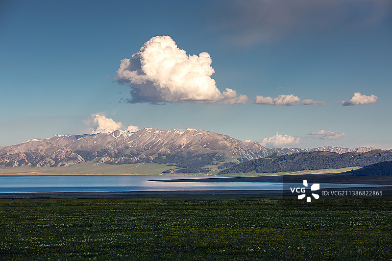 赛里木湖与筋斗云图片素材