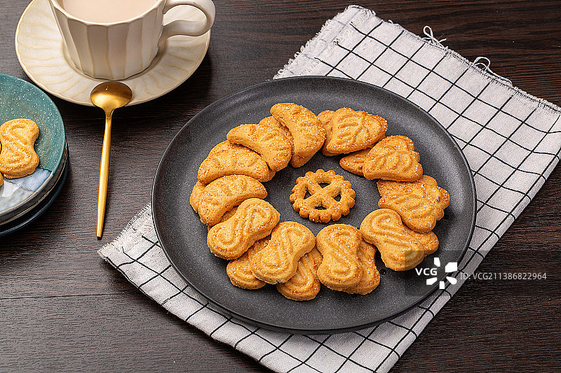 整齐摆放在盘子里的零食饼干图片素材