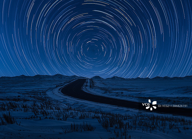 蓝色海面上的星空星轨图片素材