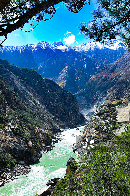 流经西藏米林县的雅鲁藏布江图片素材
