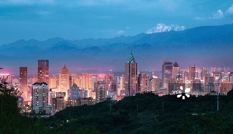 新疆乌鲁木齐城市地标建筑高楼天际线夜景风光图片素材