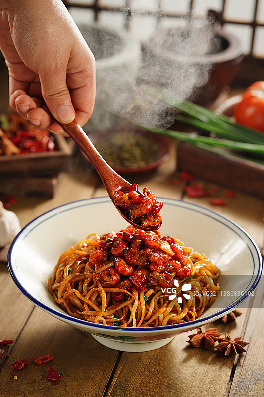 小龙虾拌面图片素材