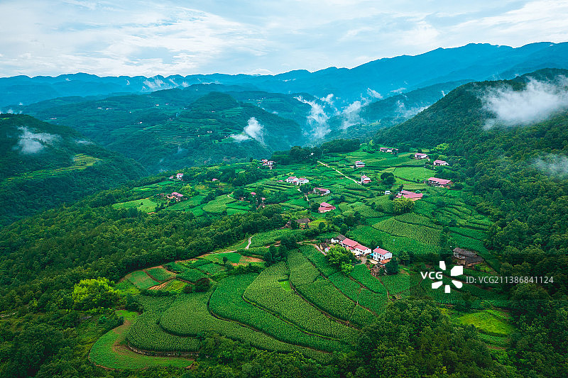 湖北襄阳市保康县严家坪村梯田乡村田园山区自然风光图片素材