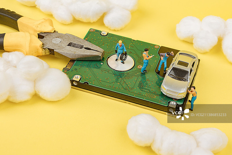 微缩景观汽车修理工在云端检车汽车芯片修理状况图片素材