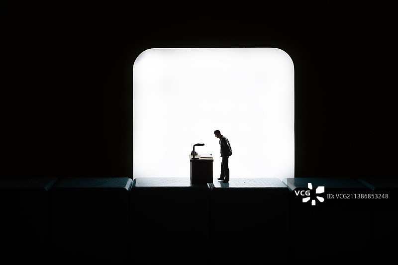 夜晚办公桌前焦虑的商务人士图片素材