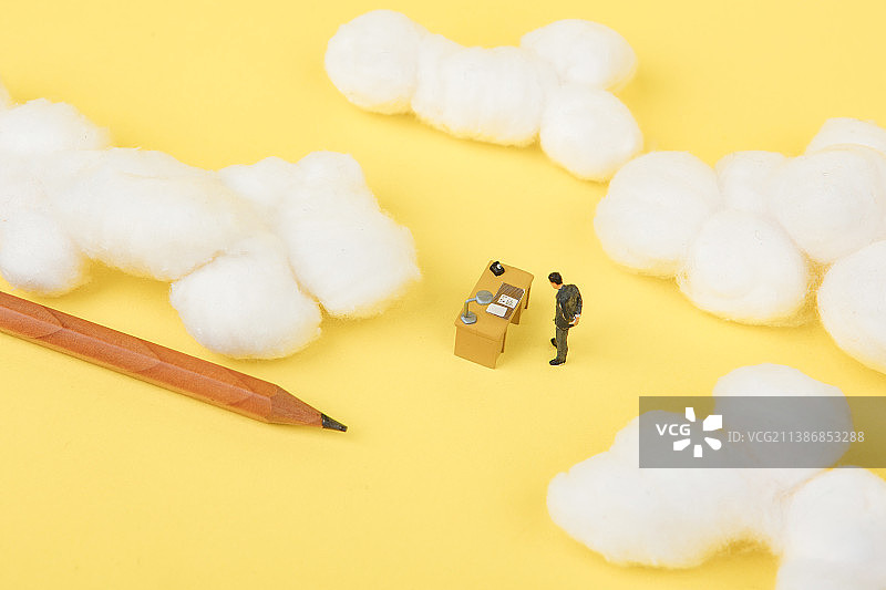 微缩景观云端工作思考的商务人士图片素材