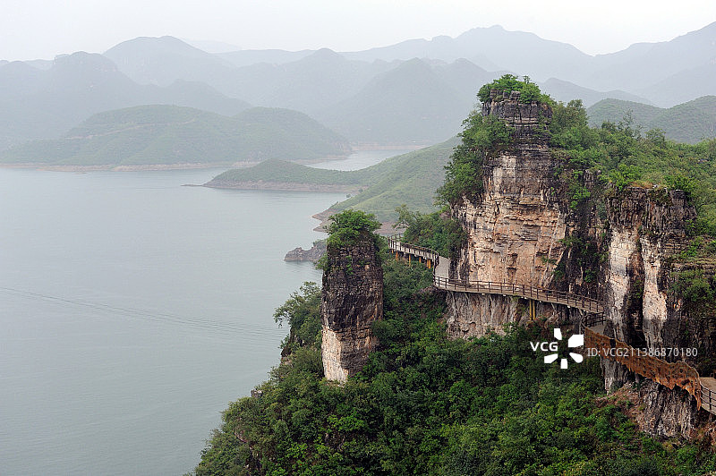 高角度俯瞰树木和山脉图片素材