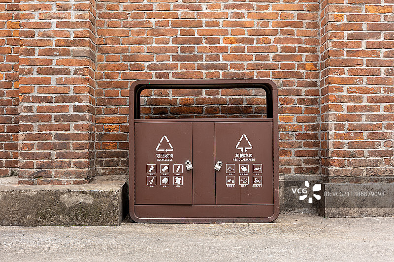 砖墙下摆放的分类垃圾箱图片素材