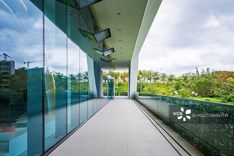 办公空间玻璃幕墙走廊 阳台外的园林景观图片素材