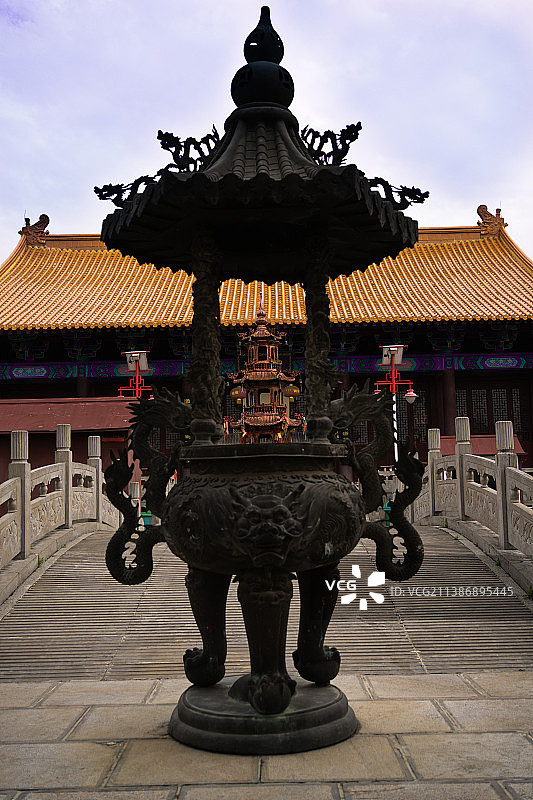 合肥市肥东县演法禅寺，进入大门的香炉图片素材