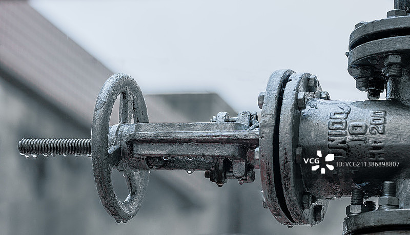 雨中居民楼供水主管道型号DN100图片素材