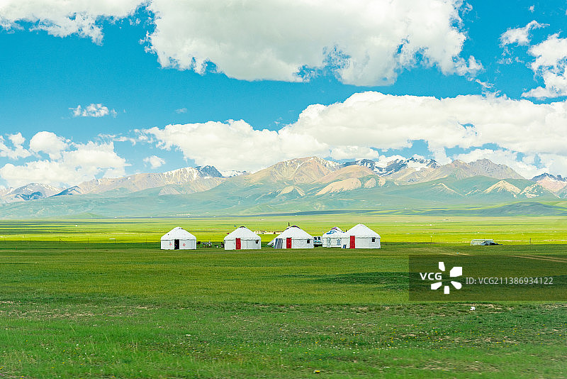 新疆天山独库公路露营帐篷毡房图片素材