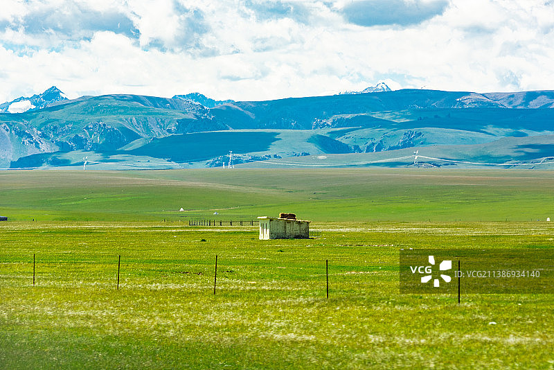 新疆天山独库公路露营帐篷毡房图片素材